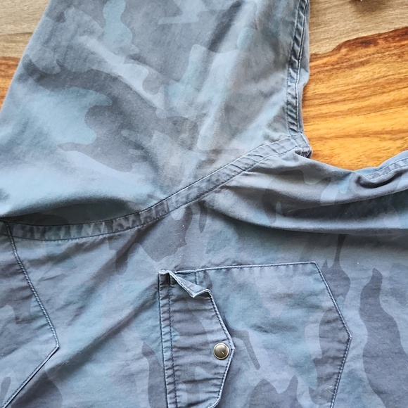 American Eagle Outfitters, Men's Long Sleeve, Button Down Shirt. XL Blue Camo - Picture 6 of 8